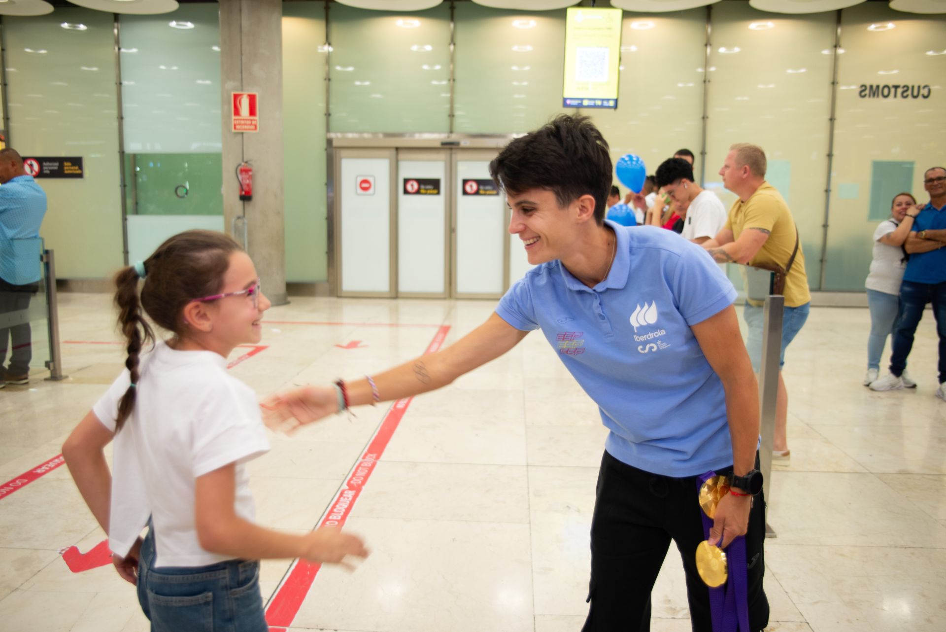 Siempre cercana a los más pequeños, está estudiando Educación Infantil en la Universidad Católica de Murcia (UCAM), ha querido saludar a varias niñas y niños que se han acercado. 