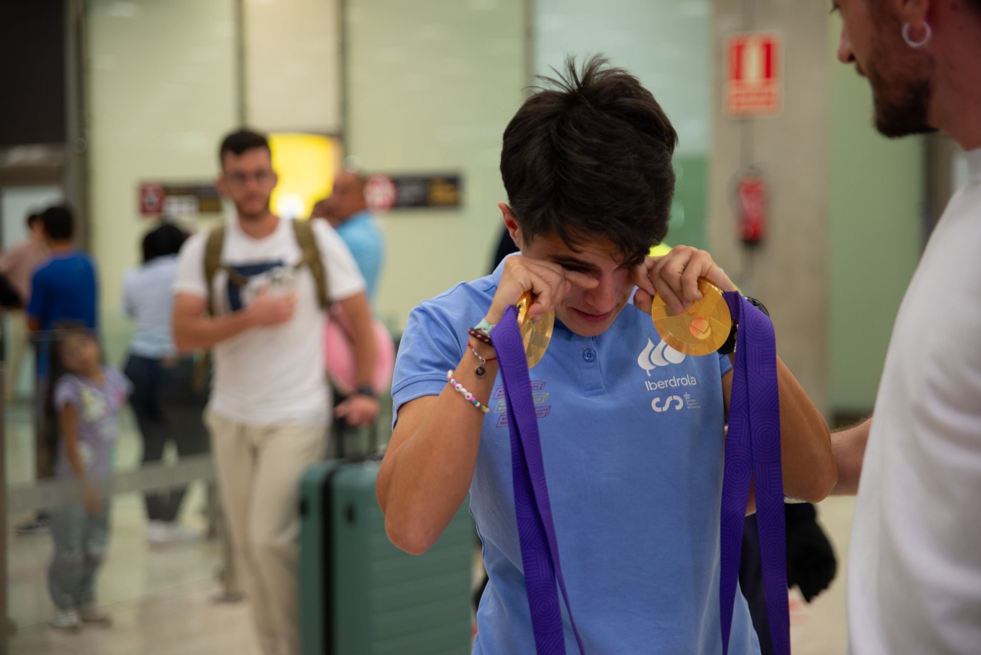 Emocionada, María no ha podido controlar las lágrimas al ver a sus familiares y amigos en el aeropuerto madrileño. 