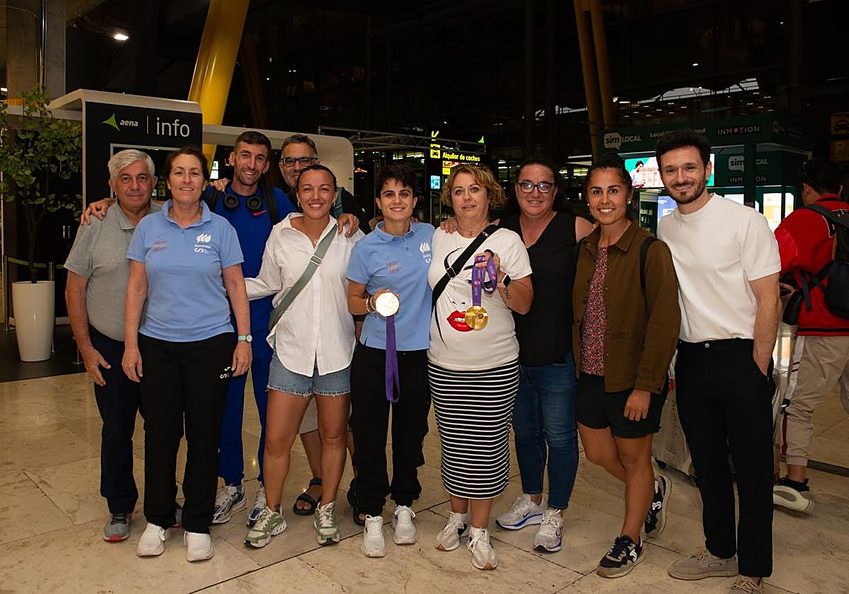María, junto a su madre Paqui y familiares y amigos.
