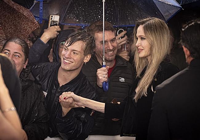 Jolie atiende a los fans bajo la lluvia.
