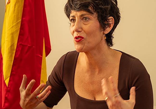 La ministra Elma Saiz durante la entrevista.