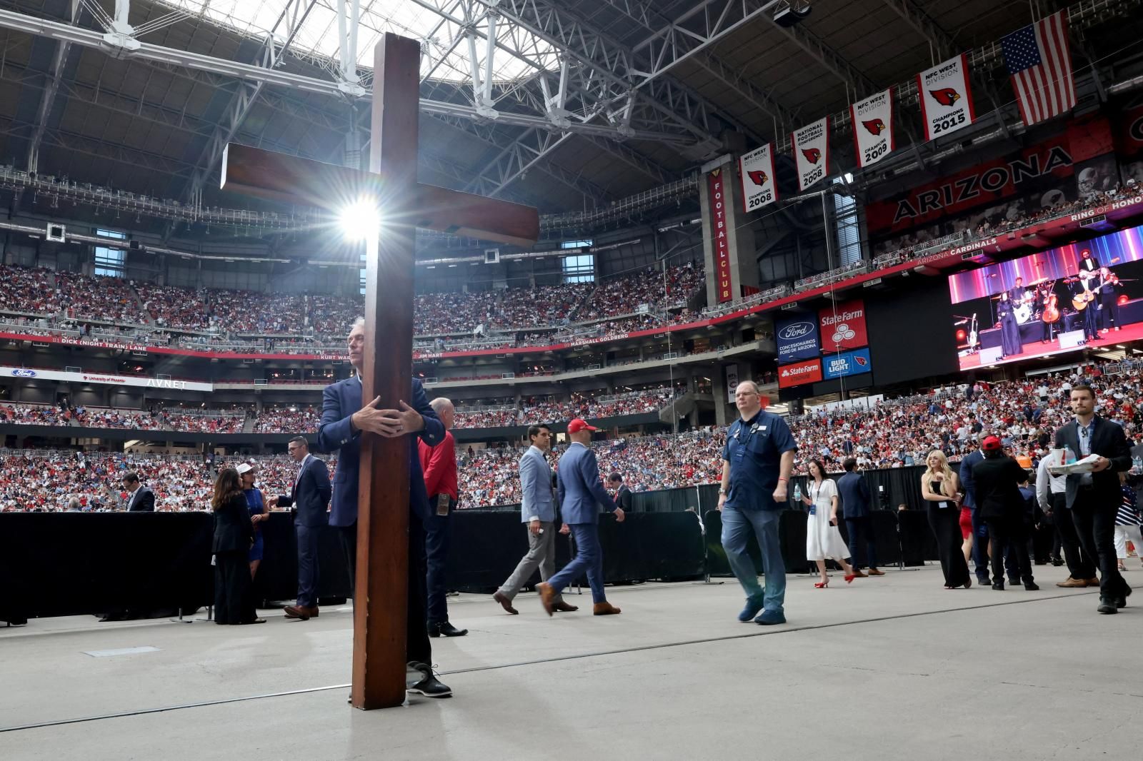 Multitudinario funeral por Charlie Kirk