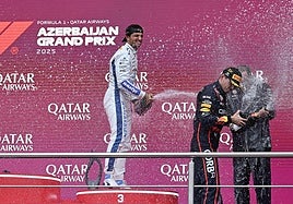 Carlos Sainz, junto a Max Verstappen en el podio del GP de Azerbaiyán.