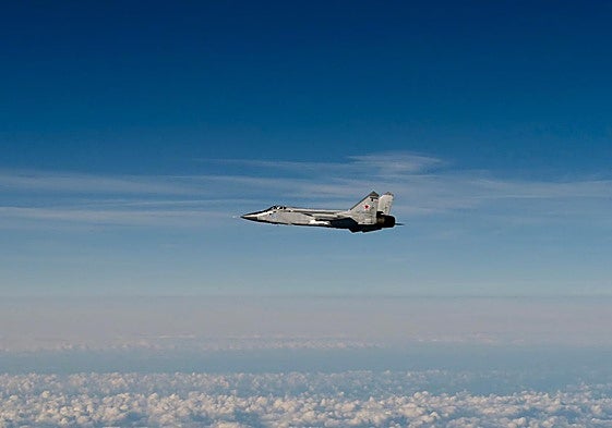 Una imagen difundida por la Fuerza Aérea Sueca muestra un avión de combate ruso MIG-31 sobrevolando el mar Báltico tras violar el espacio aéreo estonio.