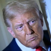 El presidente de Estados Unidos, Donald Trump, habla con periodistas durante un vuelo.