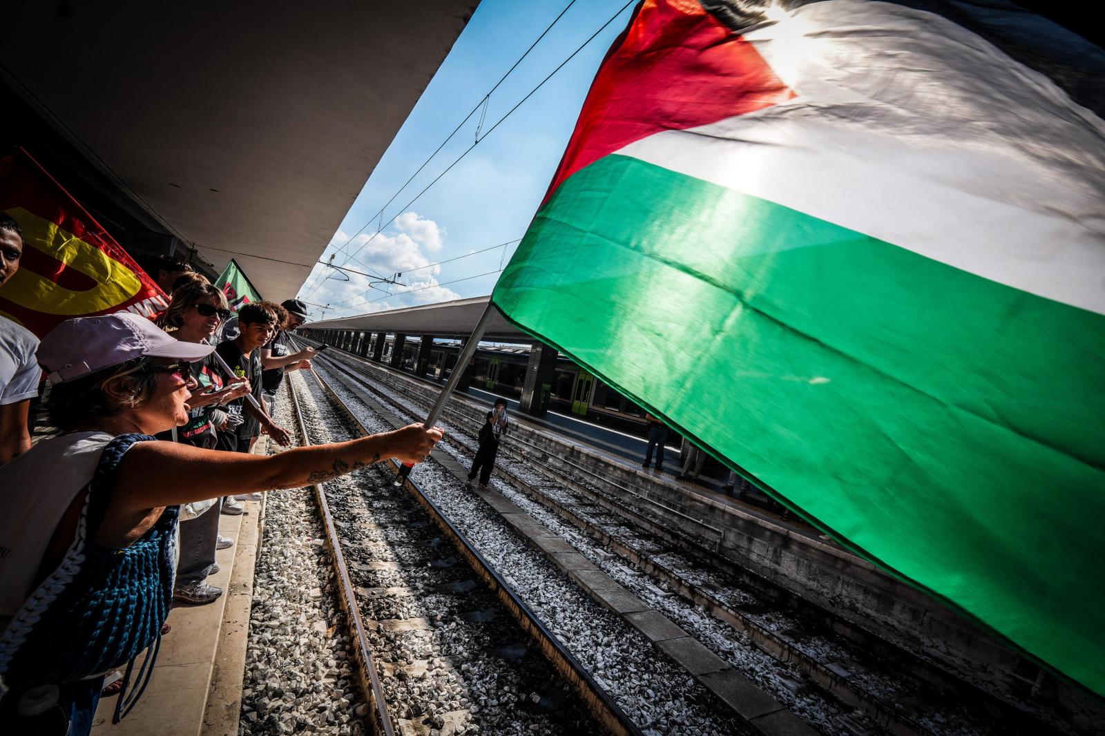 Miles de italianos toman las calles de varias ciudades en solidaridad con Gaza