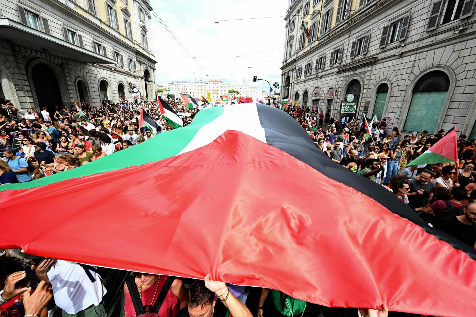 Miles de italianos toman las calles de varias ciudades en solidaridad con Gaza