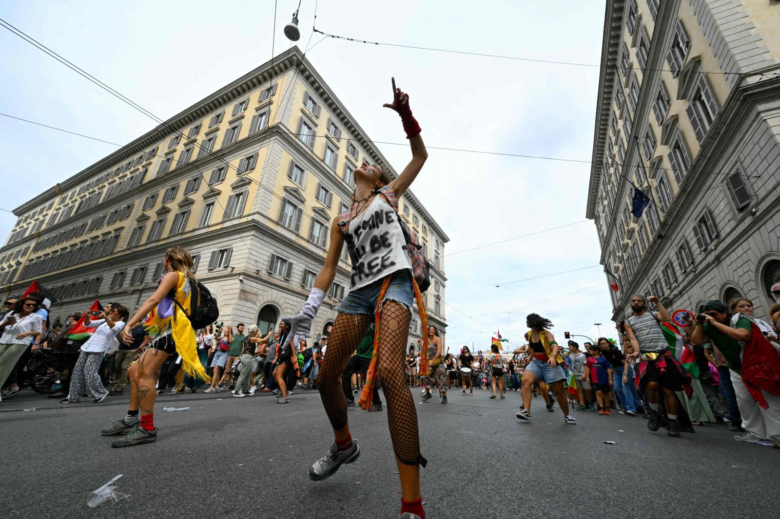 Miles de italianos toman las calles de varias ciudades en solidaridad con Gaza