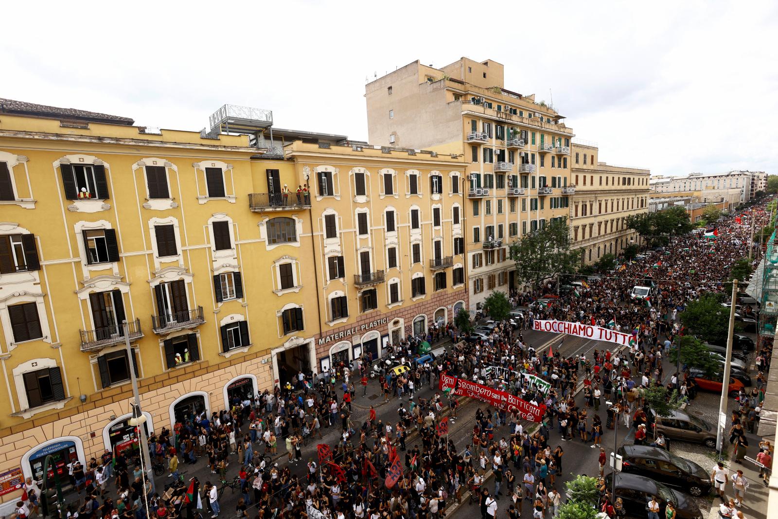 Miles de italianos toman las calles de varias ciudades en solidaridad con Gaza