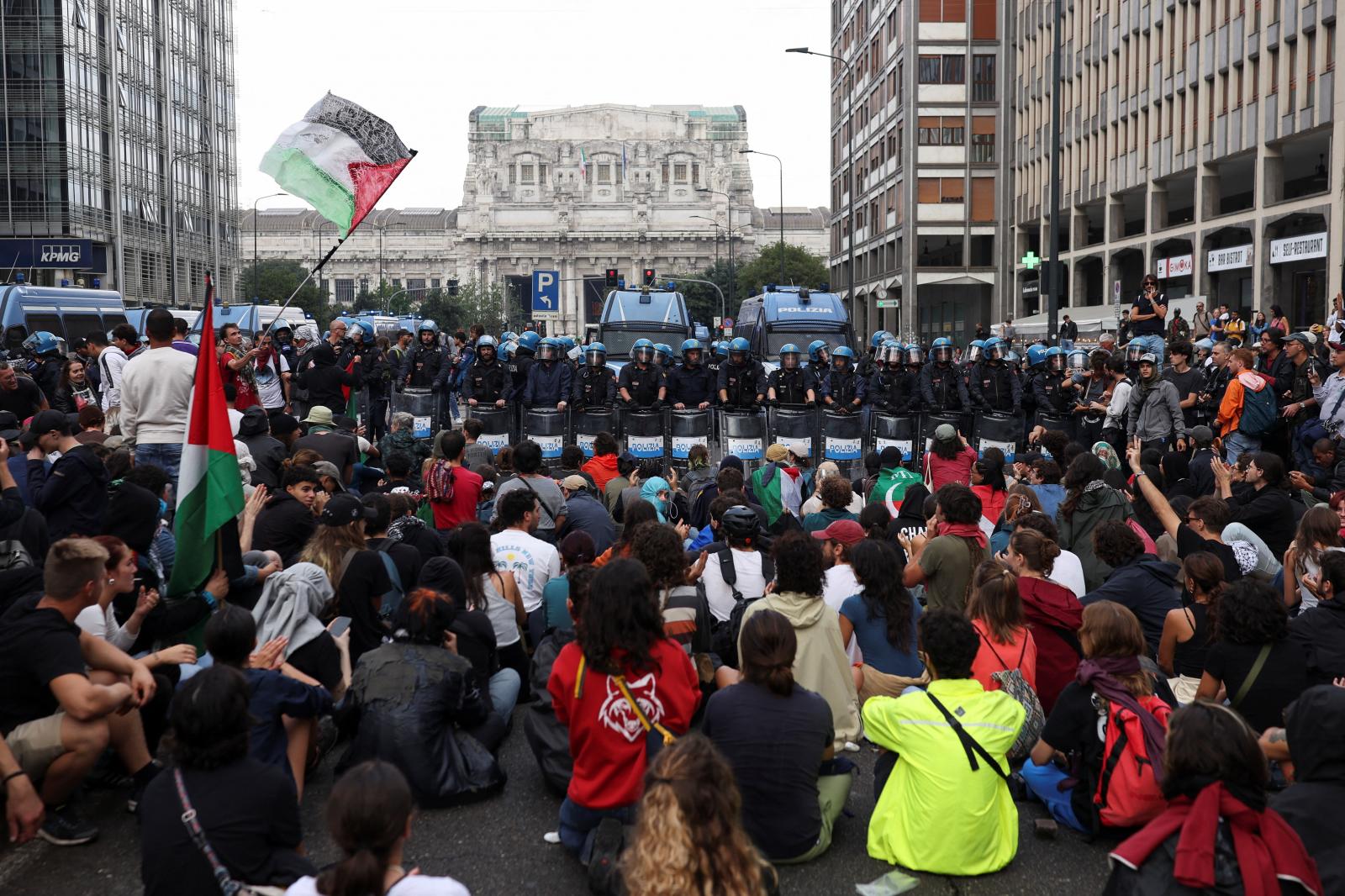Miles de italianos toman las calles de varias ciudades en solidaridad con Gaza