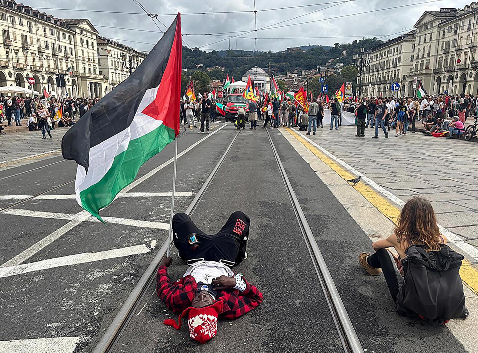 Miles de italianos toman las calles de varias ciudades en solidaridad con Gaza