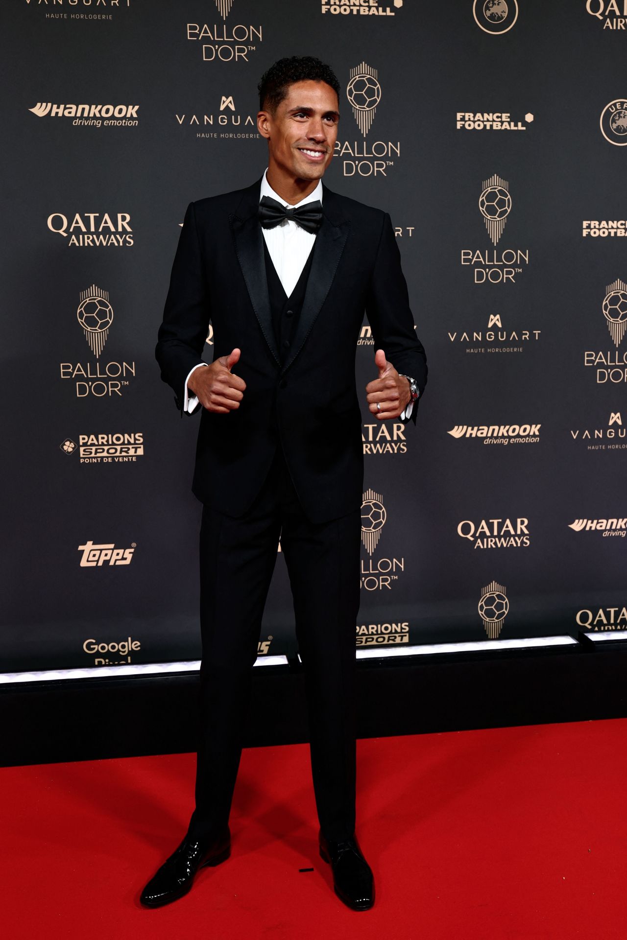 El exfutbolista francés Raphael Varane posa en la alfombra roja