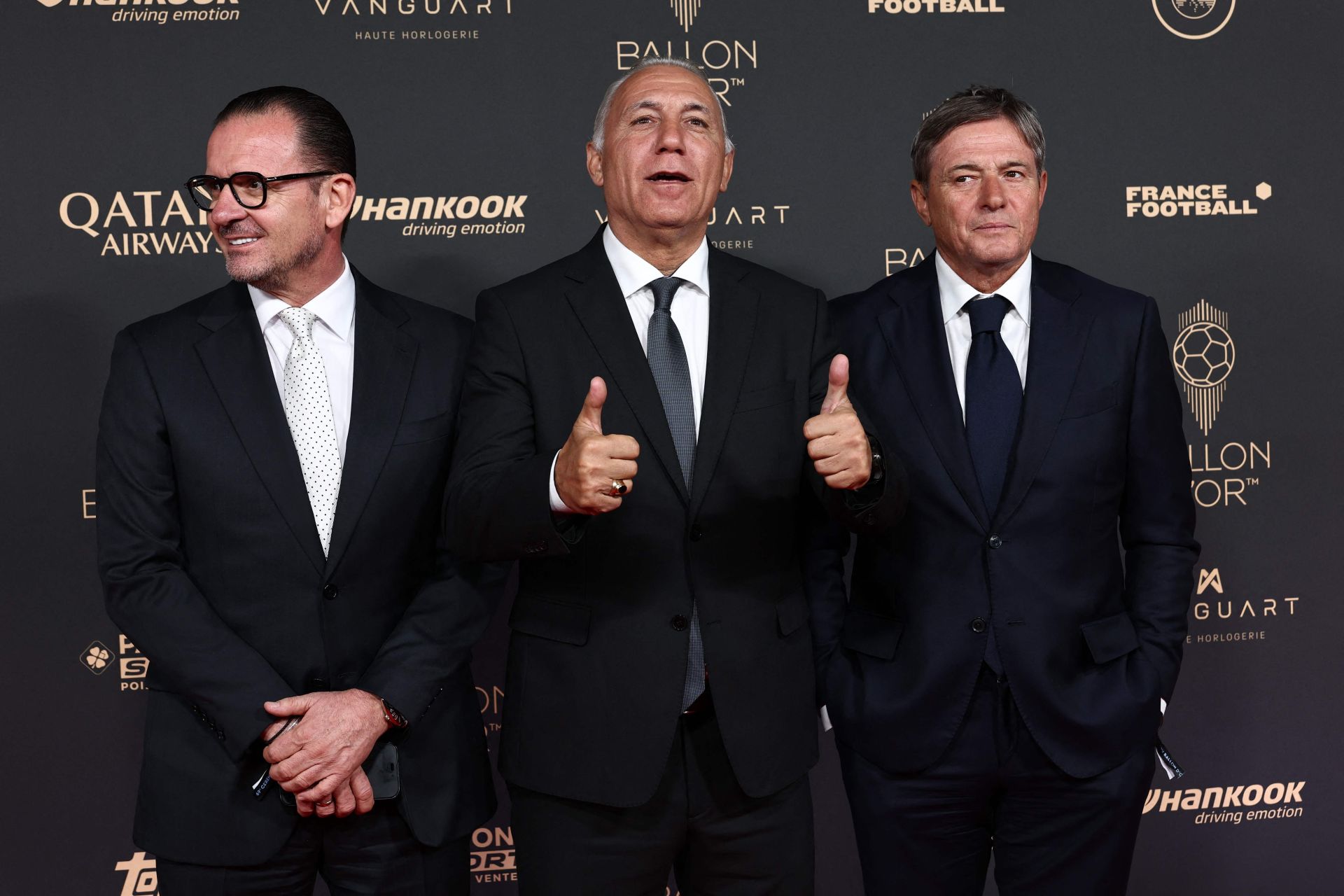 El exfutbolista búlgaro Hristo Stoichkov y sus invitados a su llegada al 'Theatre du Chatele'.