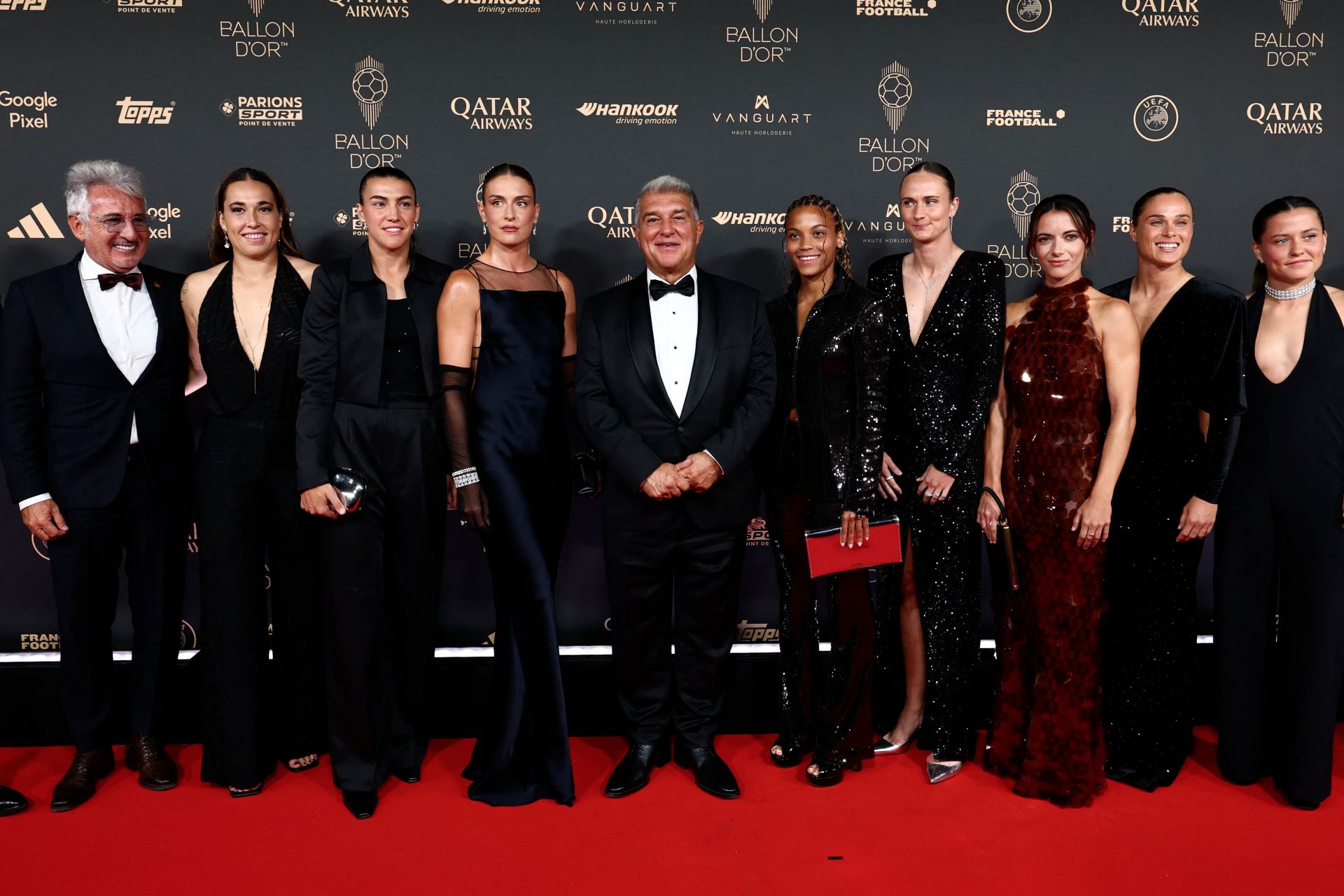 El presidente del FC Barcelona, Joan Laporta, posa con la ganadora del Balón de Oro 2024, Aitana Bonmati , y las jugadores del Barcelona.