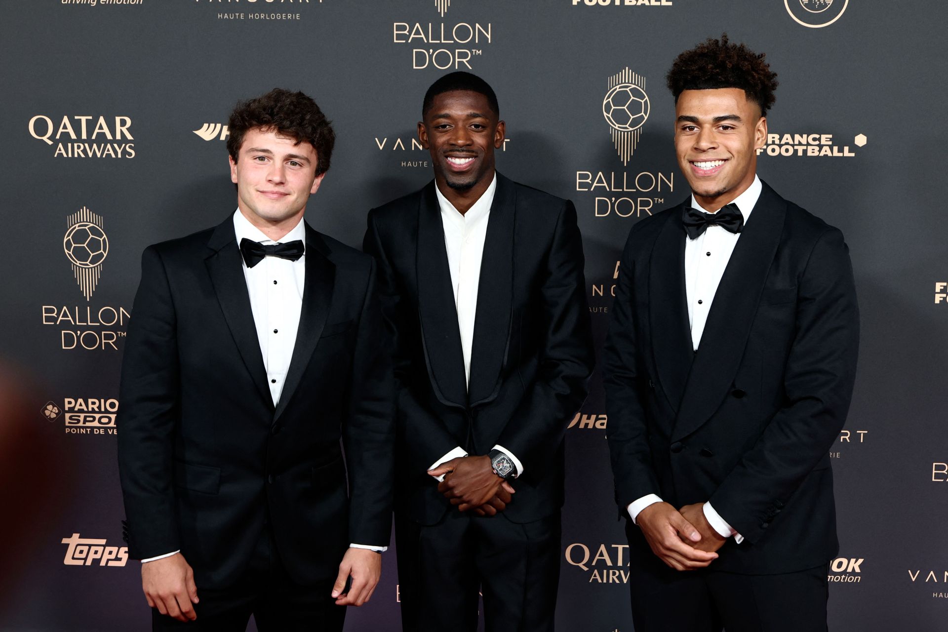 Los jugadores del PSG Joao Neves, Desire Doue y Ousmane Dembele posan a su llegada antes de la ceremonia de entrega de premios del Balón de Oro.