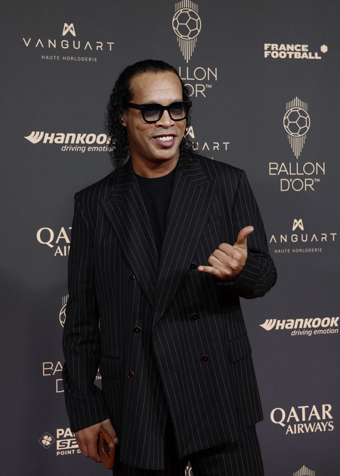 El exfutbolista Ronaldinho a su llegada a la gala del Balón de oro 2025, donde presentará al ganador junto a Iniesta.