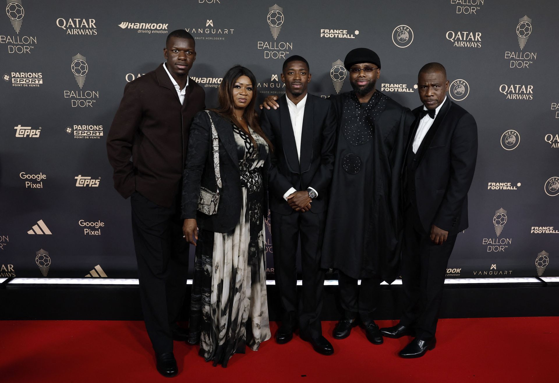 El jugador francés del PSG, Ousmane Dembélé posa con su familia.