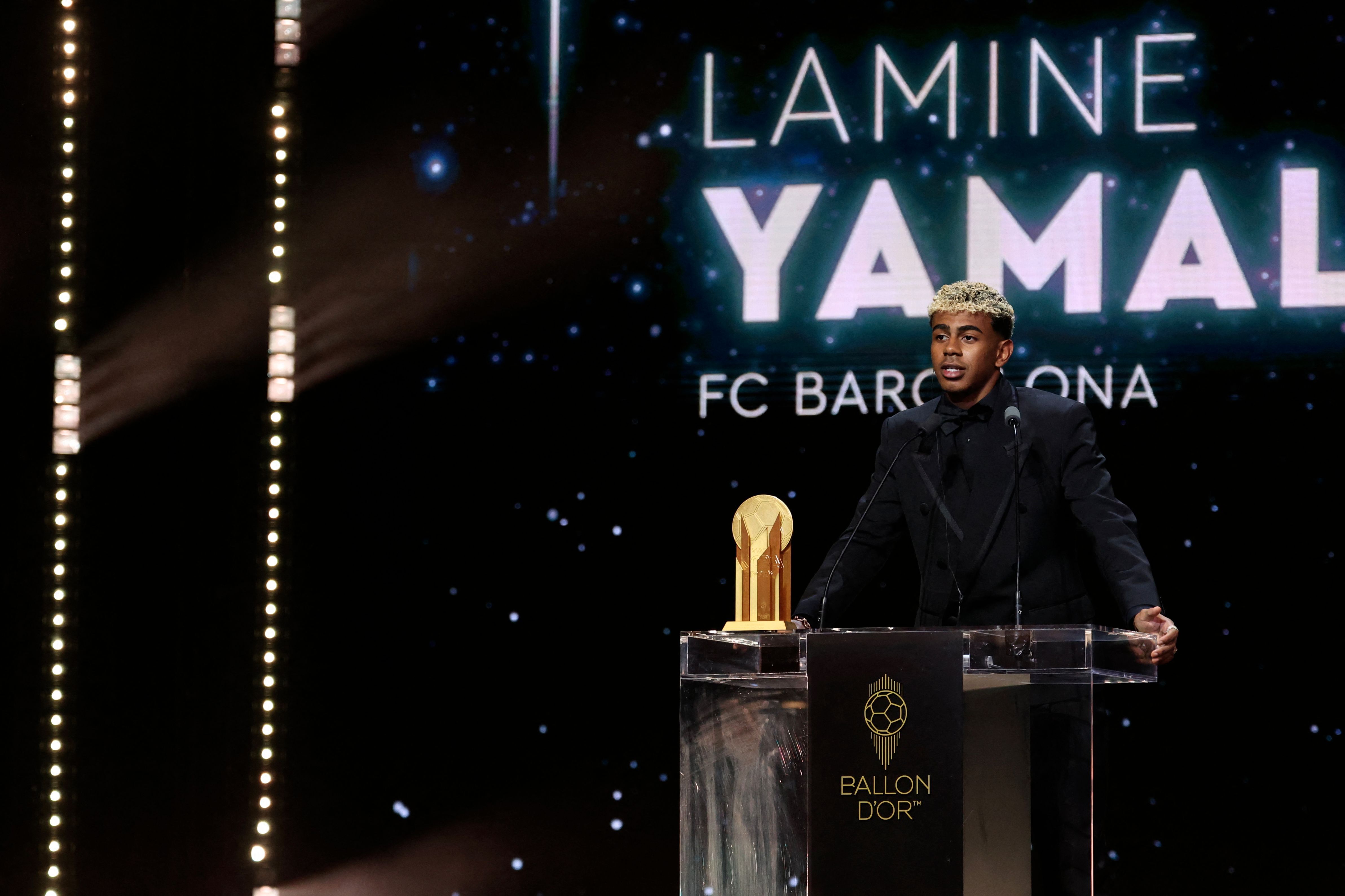 Lamine Yamal recoge el premio a mejor jugador joven por segunda vez consecutiva.