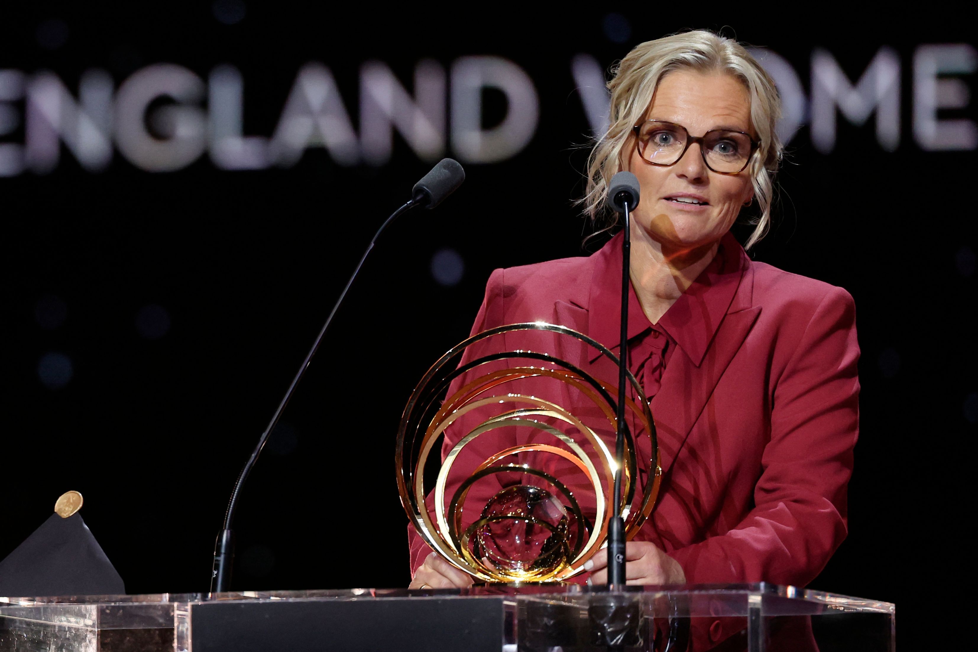 La entrenadora holandesa de la selección inglesa de fútbol, Sarina Wiegman, habla tras recibir el premio Johan Cruyff al Mejor Entrenadora.