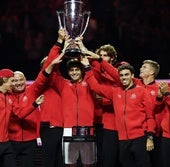 El equipo del resto del mundo levanta el trofeo.