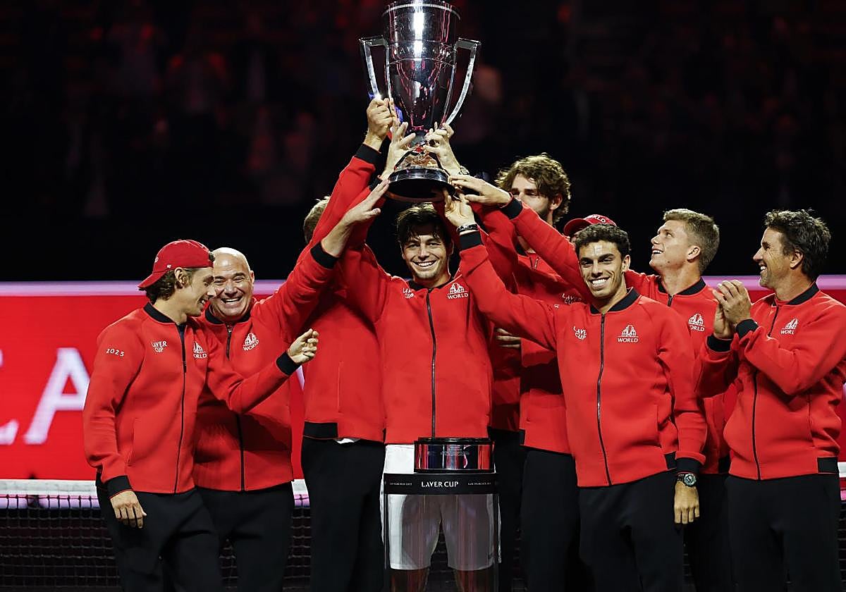 El equipo del resto del mundo levanta el trofeo.