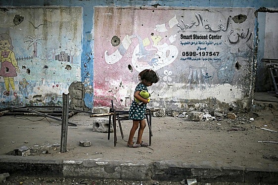 Una niña camina entre ruinas en Gaza City.