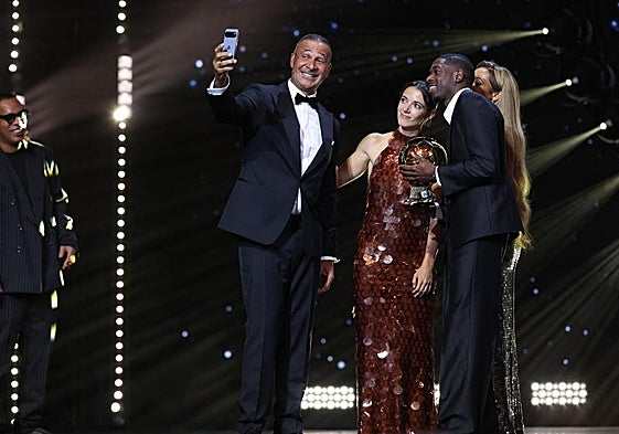 Ousmane Dembélé y Aitana Bonmatí posan con el Balón de Oro 2025