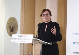 La ministra Mónica García, en el desayuno de prensa en que participó hoy.