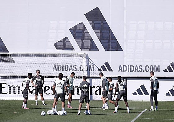 Xabi Alonso dirige el entrenamiento previo al encuentro contra el Levante.