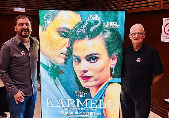 Kirmen Uribe y Asier Altuna con el póster de 'Karmele', que se estrena en cines el 10 de octubre.