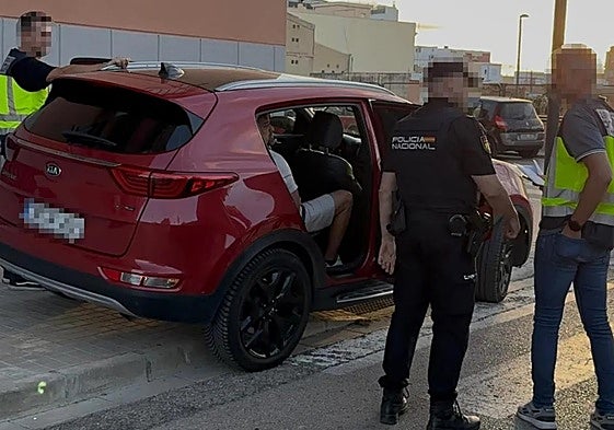Uno de los detenidos (dentro del coche) en Picassent durante la operación policial
