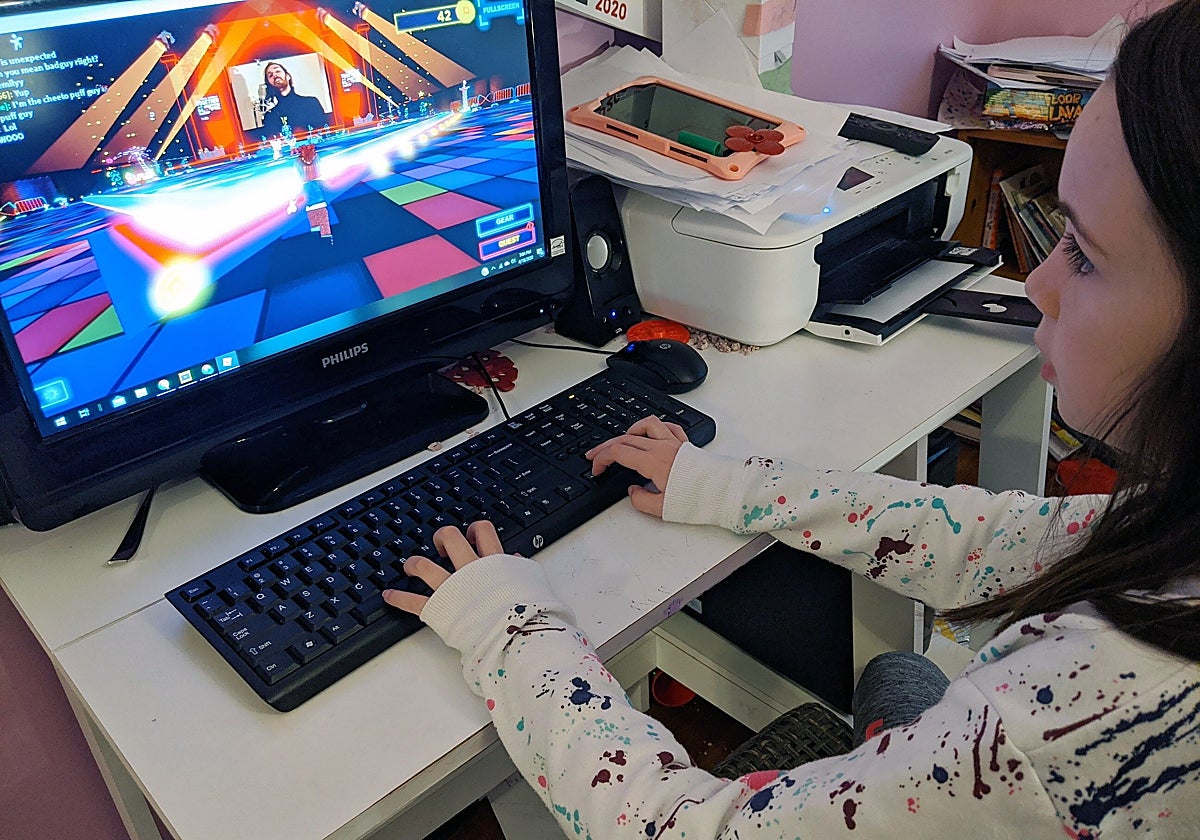 Una chica utiliza una plataforma de videojuegos desde el ordenador de su habitación.
