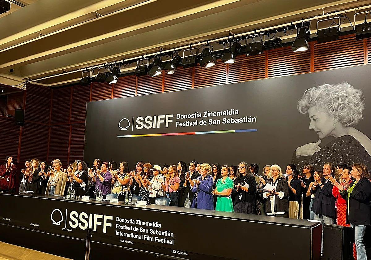 Participantes en el acto 'Nuestras Voces', en el que se leyeron testimonios de víctimas de abusos.