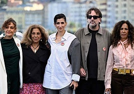 La actriz Alba Flores, en el centro de la imagen, ha presentado 'Flores para Antonio' en el Festival de San Sebastián.