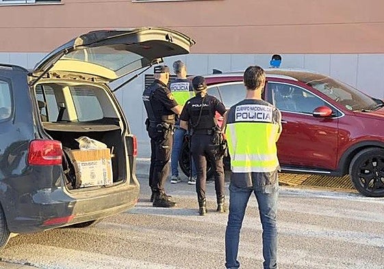 Agentes de la Policía Nacional en uno de los registros de esta macrooperación contra el cártel del puerto de Valencia.