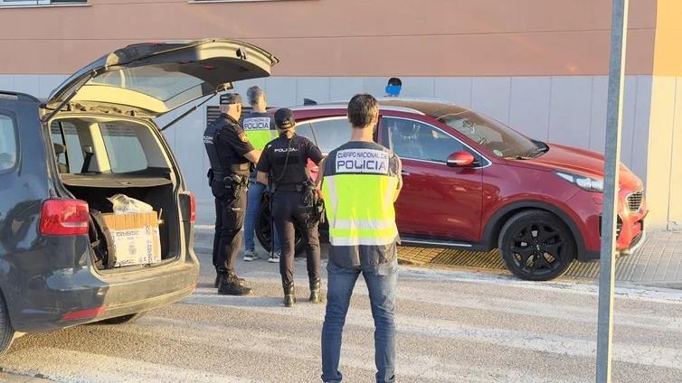 Agentes de la Policía Nacional en uno de los registros de esta macrooperación contra el cártel del puerto de Valencia.