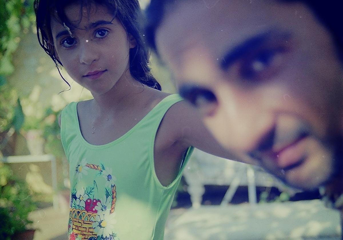 Alba Flores y su padre, Antonio Flores, en una fotografía familiar del documental 'Flores para Antonio'