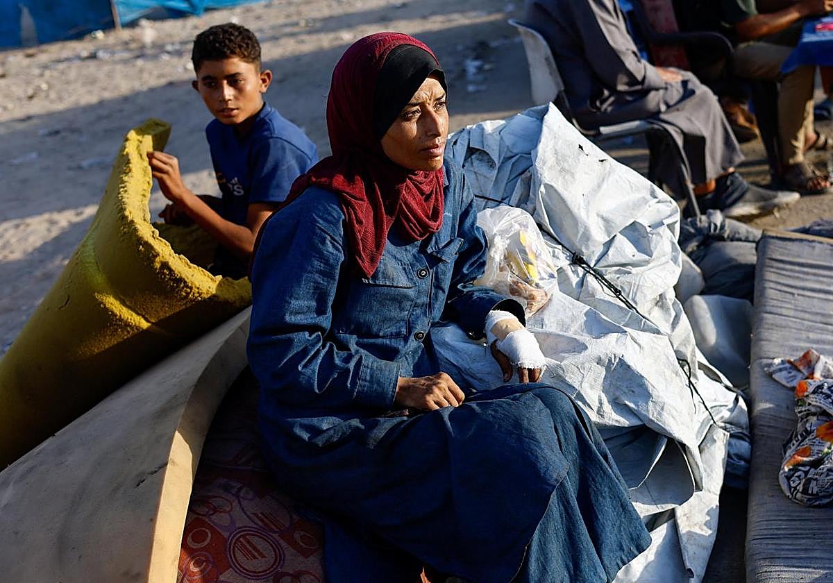 Una madre y su hijo se disponen a huir de Ciudad de Gaza ante el asedio de Israel