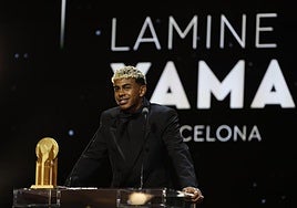 Lamine Yamal recibe su segundo premio Kopa.