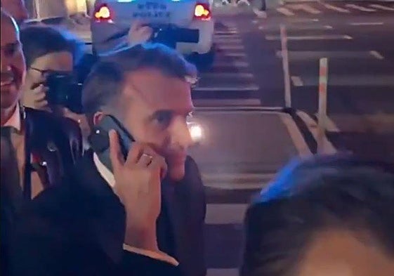 Emmanuel Macron, en un momento de su conversació teléfonica del lunes con Trump.