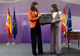 Ana Redondo e Irene Montero, en el intercambio de la cartera de Igualdad en noviembre de 2023.