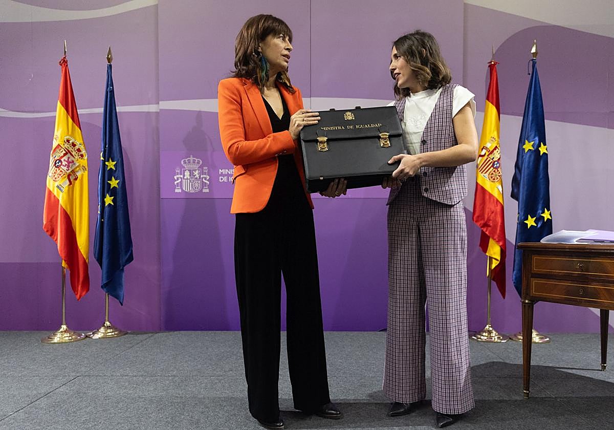 Ana Redondo e Irene Montero, en el intercambio de la cartera de Igualdad en noviembre de 2023.