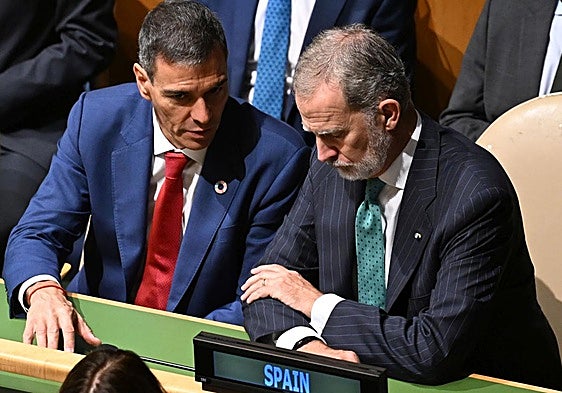 El presidente del Gobierno, Pedro Sánchez (izquierda), y el Rey Felipe VI, durante la sesión de apertura de la Asamblea General de la ONU.