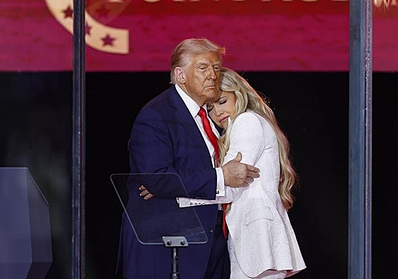 El presidente estadounidense Donald Trump abraza a Erika Kirk.