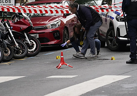 Policías señalan con números las posibles evidencias.