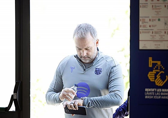 Hansi FLick, antes de la rueda de prensa.