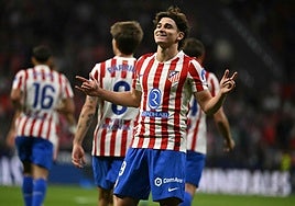 Julián Álvarez celebra uno de sus tres goles al Rayo.