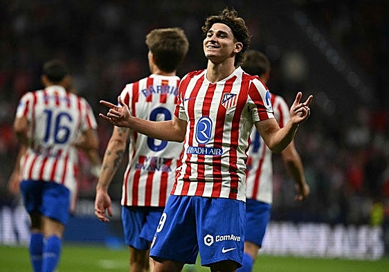 Julián Álvarez celebra uno de sus tres goles al Rayo.