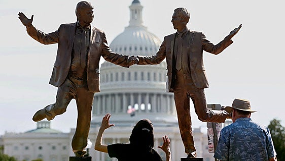 Trump y Epstein cogidos de la mano frente al Capitolio: la provocadora escultura que enfurece a la Casa Blanca