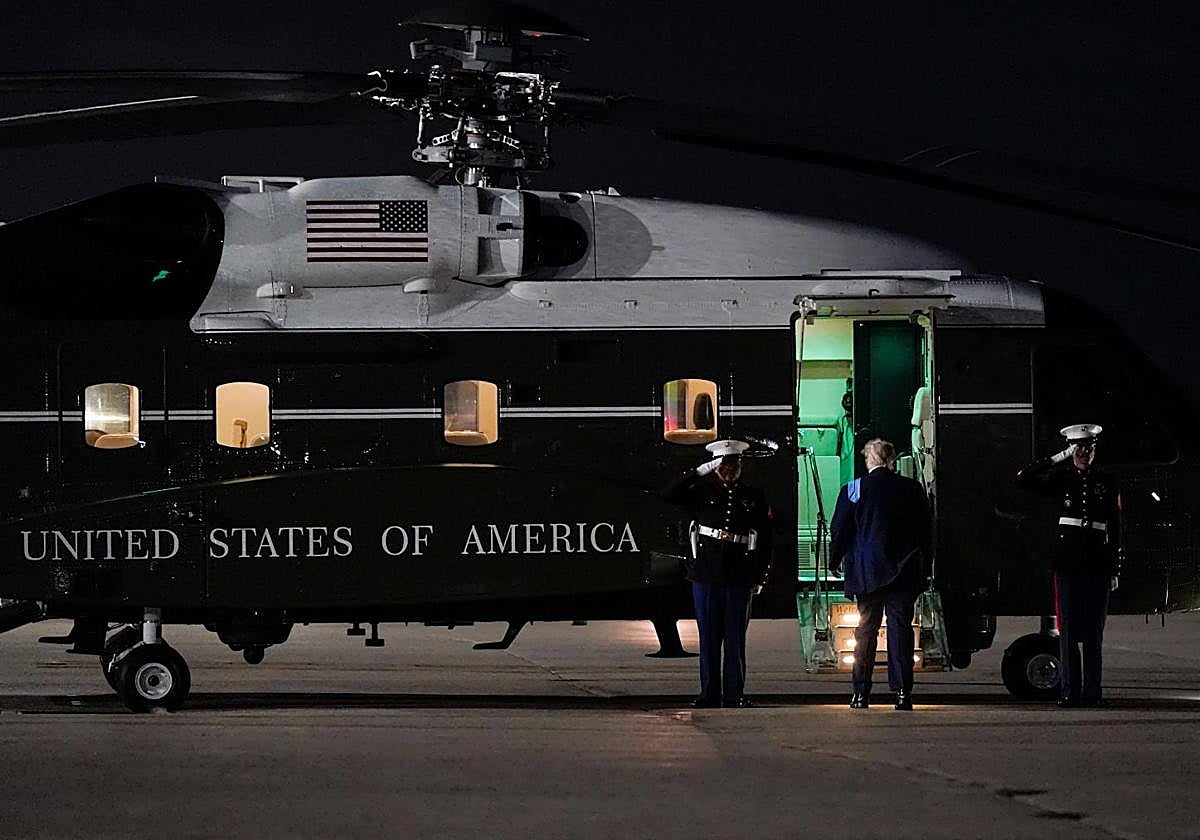 Donald Trump, presidente de Estados Unidos, subiendo al helicoptero oficial 'Marine One'.
